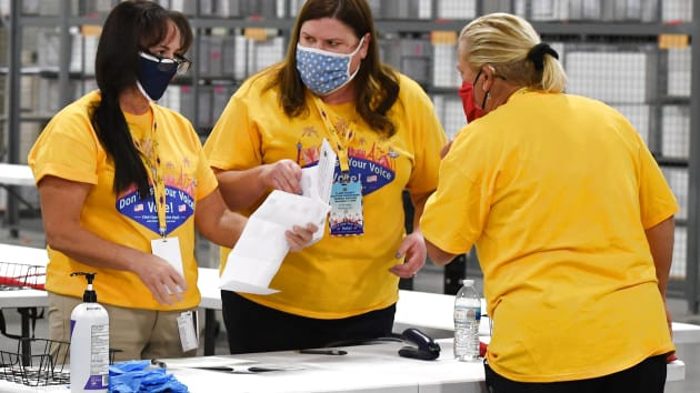 Các nhân viên đang xử lý tài liệu tại phòng bỏ phiếu ở Quận Clark, Bắc Las Vegas, Nevada sau khi các phòng bỏ phiếu này đóng cửa vào ngày 3 tháng 11 năm 2020 (ảnh Getty Images)