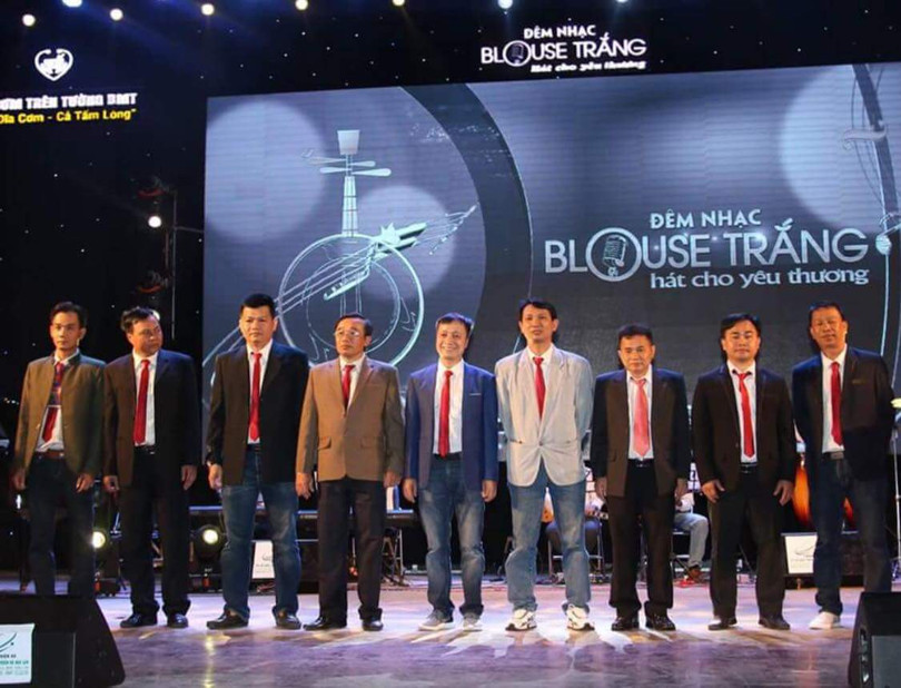 9 thành viên trong Ban điều hành quỹ từ thiện đứng trên sân khấu trong đêm nhạc kỷ niệm 2 năm thành lập (ảnh: NVCC) 9 thành viên trong Ban điều hành quỹ từ thiện đứng trên sân khấu trong đêm nhạc kỷ niệm 2 năm thành lập (ảnh: NVCC)