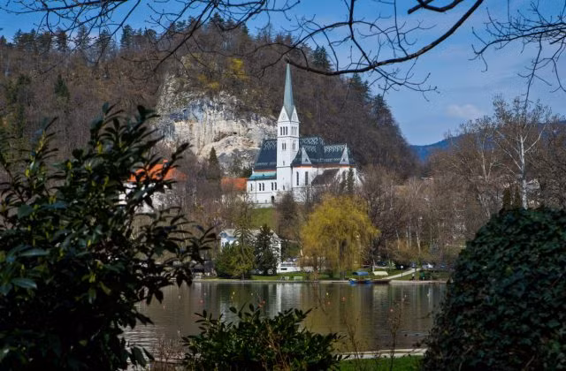 Hồ Bled, phía bắc Slovenia, nơi bà Melania giới thiệu ông Donald Trump với cha mẹ mình vào năm 2002 (ảnh: AP) Hồ Bled, phía bắc Slovenia, nơi bà Melania giới thiệu ông Donald Trump với cha mẹ mình vào năm 2002 (ảnh: AP)