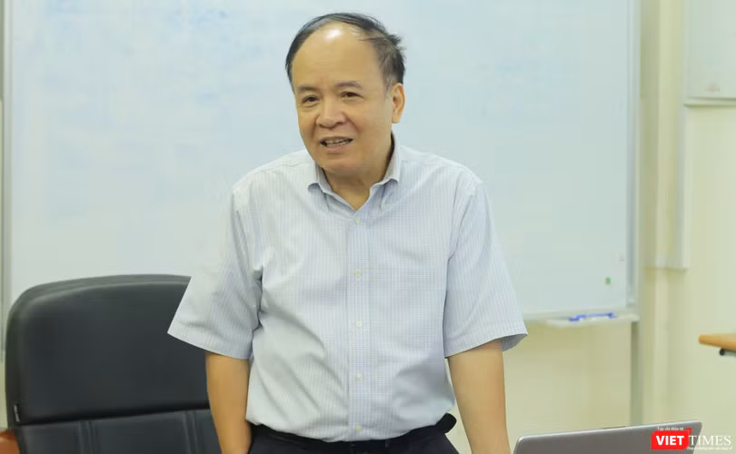 PGS.TS Nguyễn Ái Việt trong một cuộc hội thảo về dịch thuật tổ chức tại Đại học Bách Khoa Hà Nội.