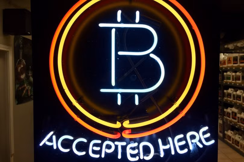 Một bảng hiệu tại một cửa hàng ở Hillsboro, Oregon cho thấy Bitcoin được chấp nhận thanh toán tại đó (ảnh: AP)