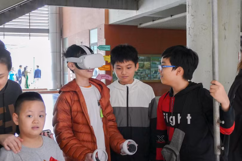 Người tham gia có cơ hội trực tiếp thử sức với các thí nghiệm, thông qua đó tìm hiểu thêm những kiến thức khoa học bổ ích