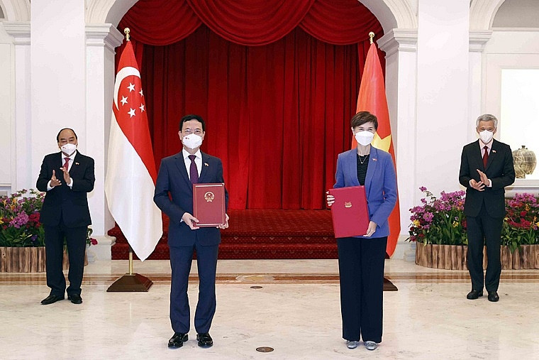 Bộ trưởng Bộ Thông tin và Truyền thông Nguyễn Mạnh Hùng và người đồng cấp phía Singapore ký biên bản ghi nhớ hợp tác CNTT-TT vào 25/2/2022