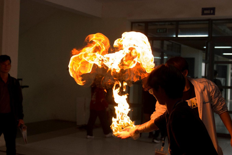 Người tham gia có cơ hội trực tiếp thử sức với các thí nghiệm, thông qua đó tìm hiểu thêm những kiến thức khoa học bổ ích