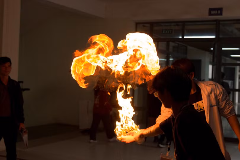 Người tham gia có cơ hội trực tiếp thử sức với các thí nghiệm, thông qua đó tìm hiểu thêm những kiến thức khoa học bổ ích