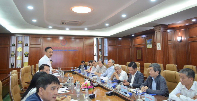 Ông Phạm Xuân Dương – Hiệu trưởng trường Đại học Hàng hải Việt Nam báo cáo về kế hoạch triển khai sự kiện (ảnh: Bảo Hà) Ông Phạm Xuân Dương – Hiệu trưởng trường Đại học Hàng hải Việt Nam báo cáo về kế hoạch triển khai sự kiện (ảnh: Bảo Hà)