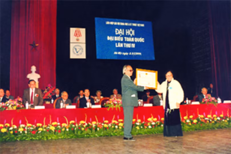 Phó Chủ tịch nước Nguyễn Thị Bình trao tặng Huân chương Độc lập hạng Nhất cho Liên hiệp Hội Việt Nam