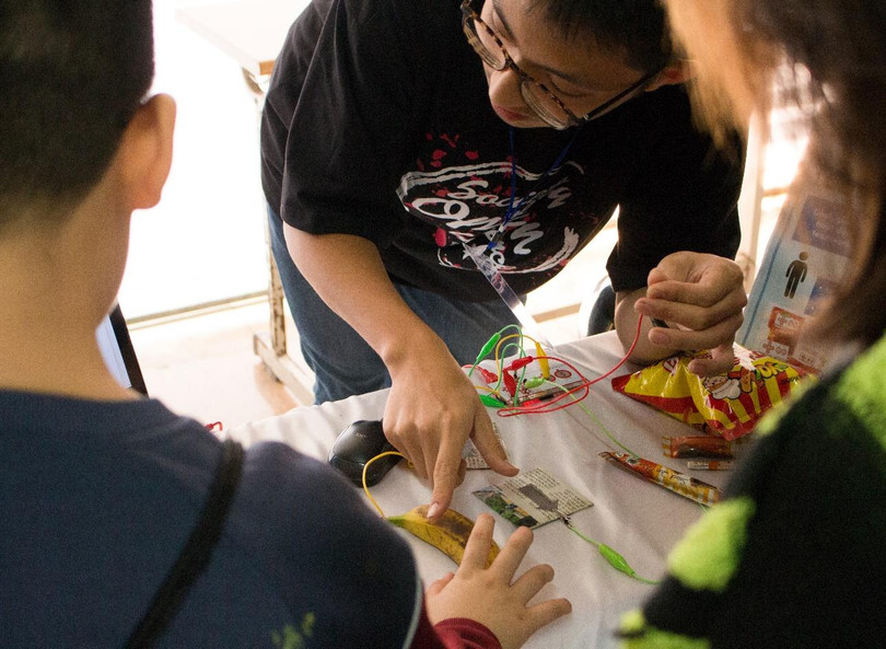 Các trò chơi và thí nghiệm chia làm 6 phân khu được thực hiện bởi các em học sinh là thành viên BTC