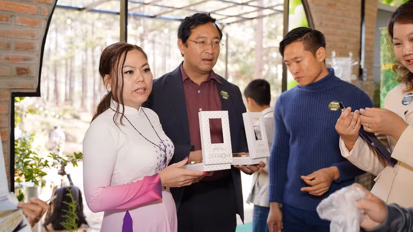 TS Phạm Hồng Quất – Cục trưởng Cục Phát triển Thị trường và Doanh nghiệp KH&CN- Bộ Khoa học và Công nghệ (thứ hai từ trái sang) đang nghe giới thiệu về mô hình kinh doanh ĐMST và sản phẩm của Evorich