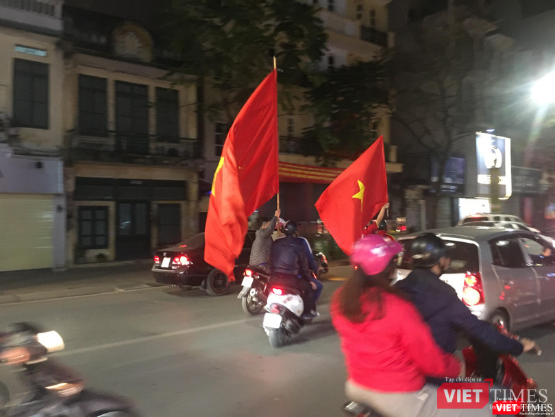 Người dân đổ ra đường reo hò mừng chiến thắng lịch sử của bóng đá Việt Nam ảnh 14