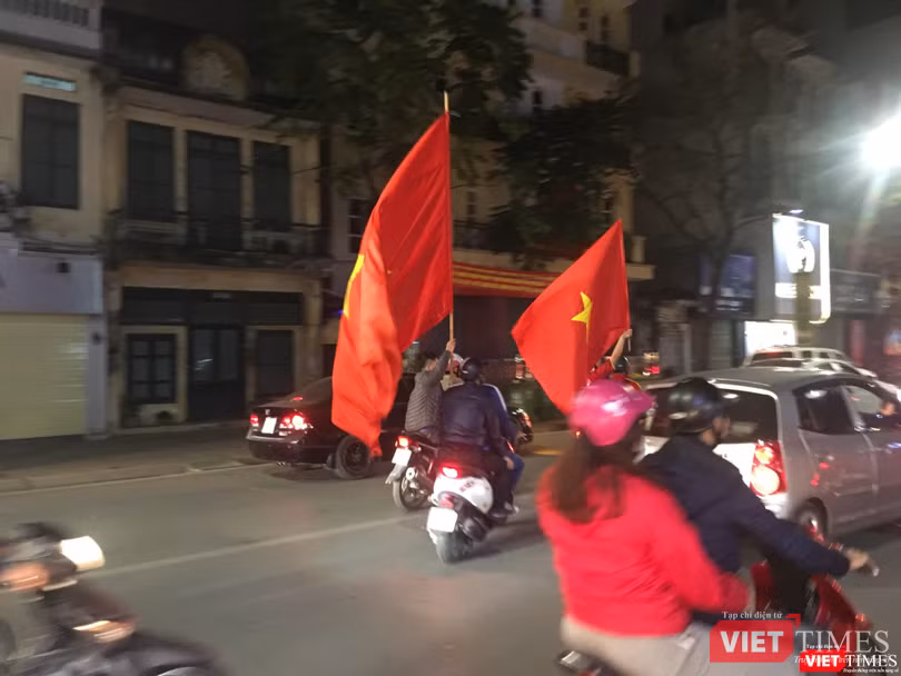 Người dân đổ ra đường reo hò mừng chiến thắng lịch sử của bóng đá Việt Nam ảnh 14