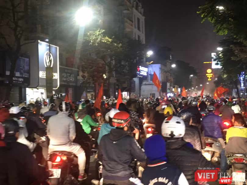 Người dân đổ ra đường reo hò mừng chiến thắng lịch sử của bóng đá Việt Nam ảnh 1