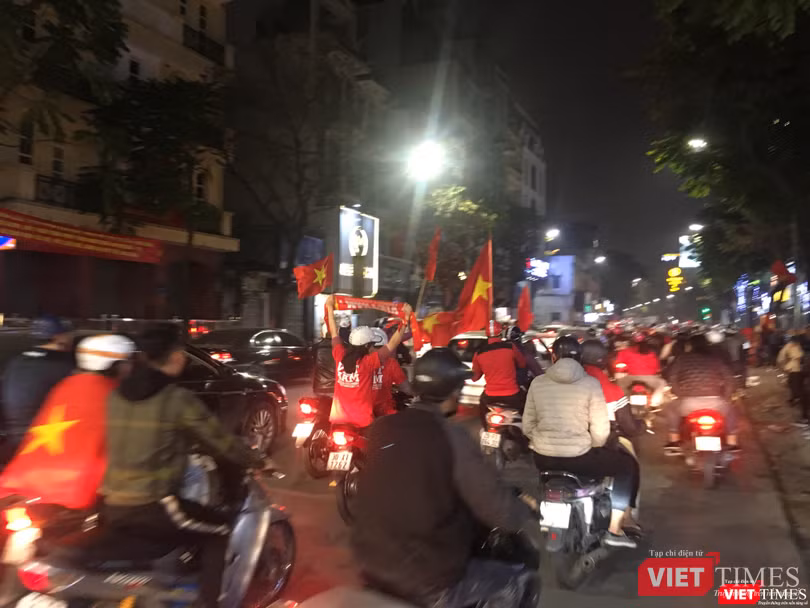 Người dân đổ ra đường reo hò mừng chiến thắng lịch sử của bóng đá Việt Nam ảnh 12