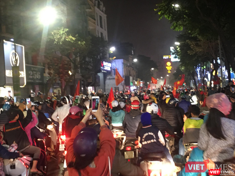 Người dân đổ ra đường reo hò mừng chiến thắng lịch sử của bóng đá Việt Nam ảnh 2