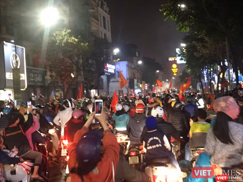 Người dân đổ ra đường reo hò mừng chiến thắng lịch sử của bóng đá Việt Nam ảnh 2