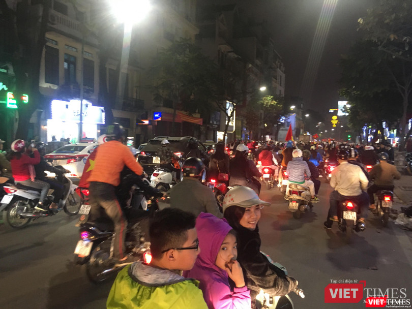Người dân đổ ra đường reo hò mừng chiến thắng lịch sử của bóng đá Việt Nam ảnh 15
