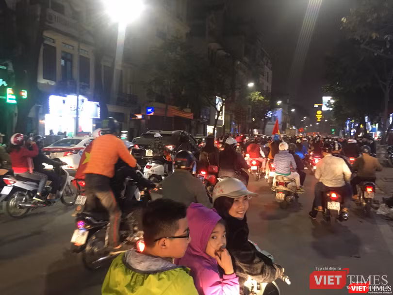 Người dân đổ ra đường reo hò mừng chiến thắng lịch sử của bóng đá Việt Nam ảnh 15