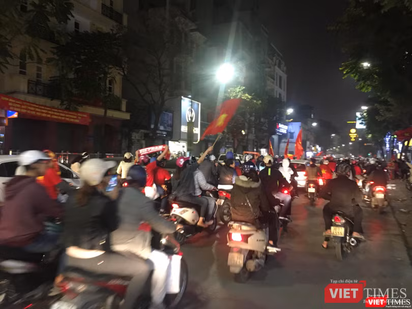 Người dân đổ ra đường reo hò mừng chiến thắng lịch sử của bóng đá Việt Nam ảnh 11