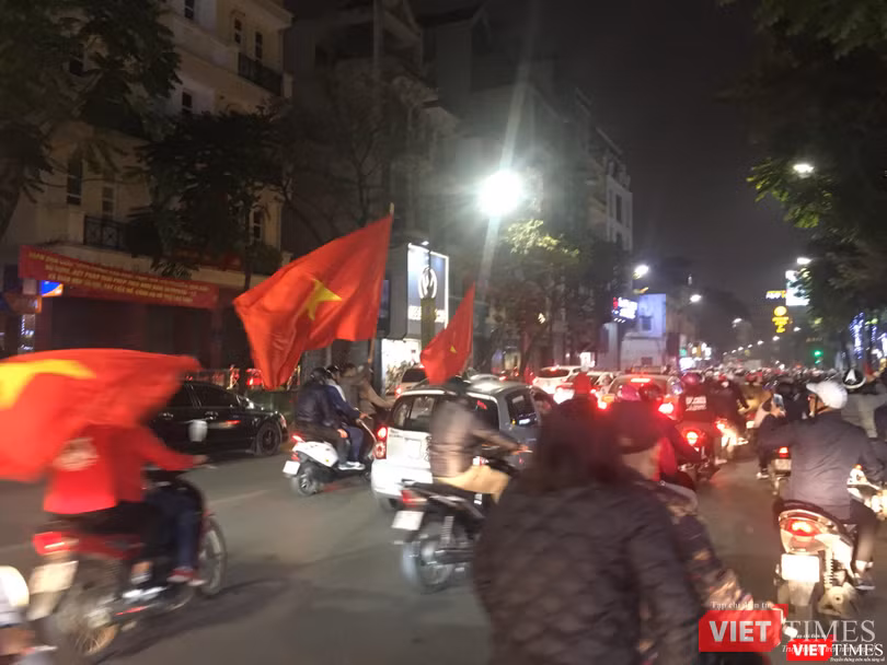 Người dân đổ ra đường reo hò mừng chiến thắng lịch sử của bóng đá Việt Nam ảnh 13