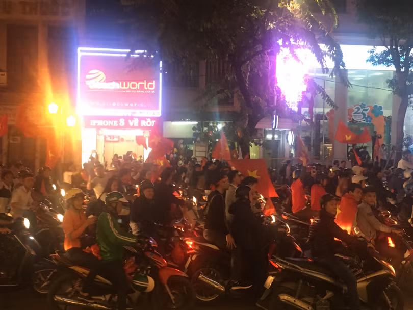 Người dân cả nước đang đổ ra đường mừng chiến thắng của U23 Việt Nam ảnh 13