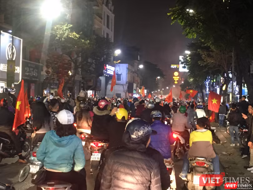 Người dân đổ ra đường reo hò mừng chiến thắng lịch sử của bóng đá Việt Nam ảnh 5