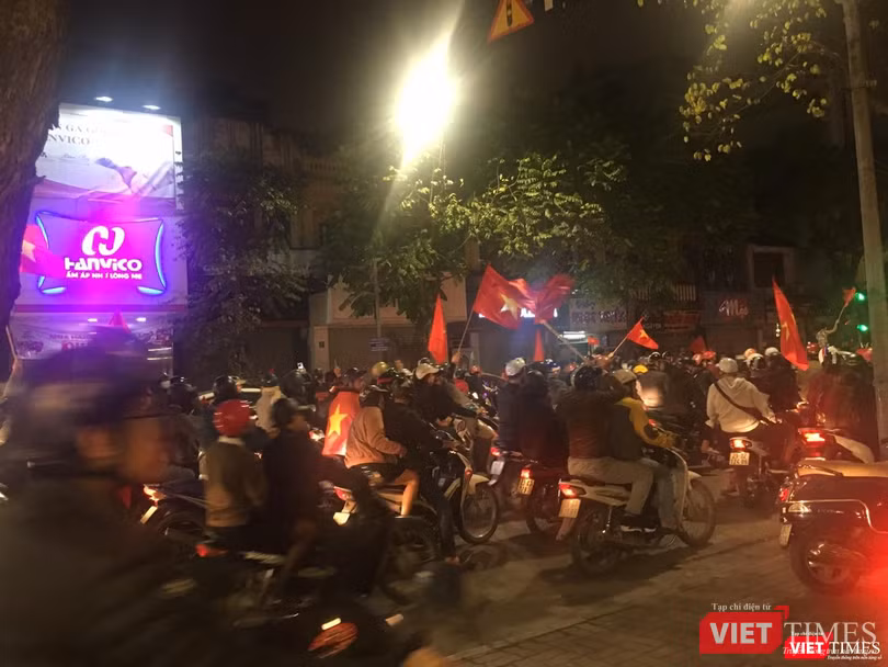 Người dân đổ ra đường reo hò mừng chiến thắng lịch sử của bóng đá Việt Nam ảnh 16