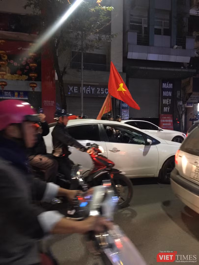 Người dân đổ ra đường reo hò mừng chiến thắng lịch sử của bóng đá Việt Nam ảnh 7