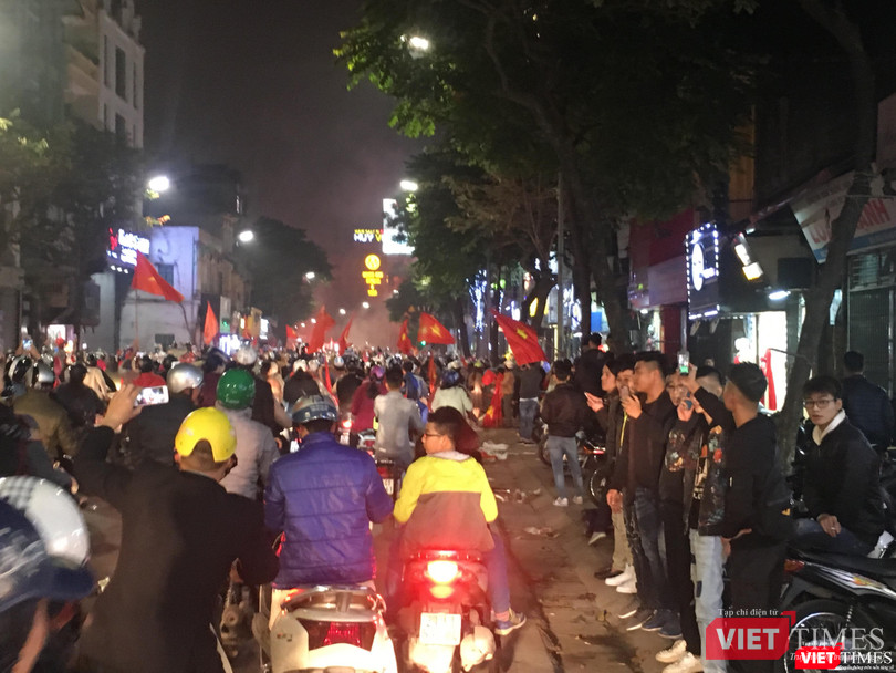 Người dân đổ ra đường reo hò mừng chiến thắng lịch sử của bóng đá Việt Nam ảnh 3