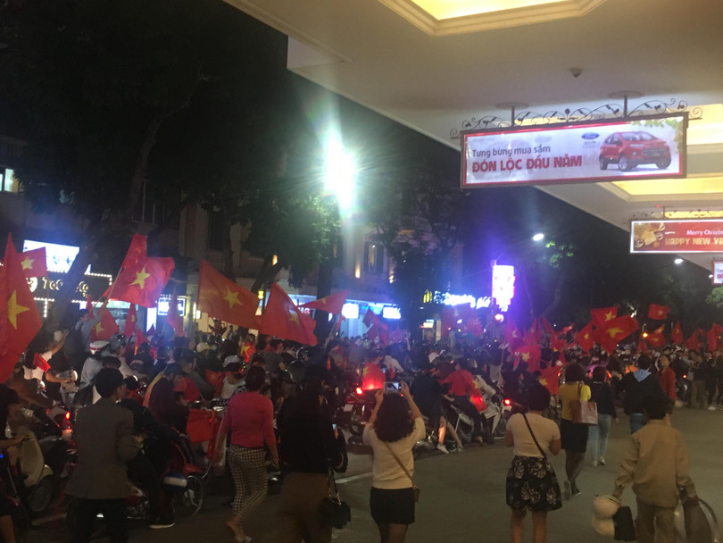 Người dân cả nước đang đổ ra đường mừng chiến thắng của U23 Việt Nam ảnh 12