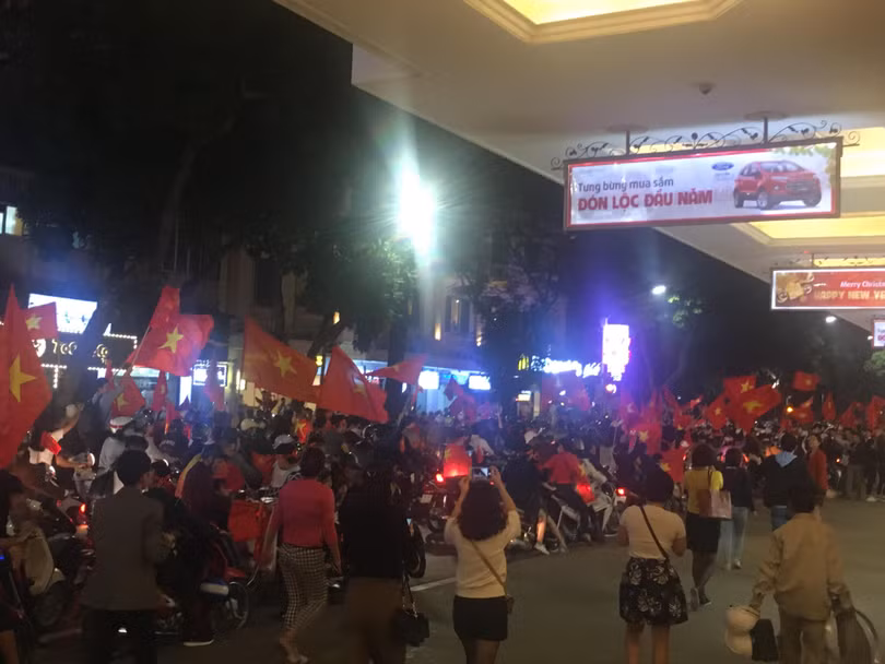 Người dân cả nước đang đổ ra đường mừng chiến thắng của U23 Việt Nam ảnh 12