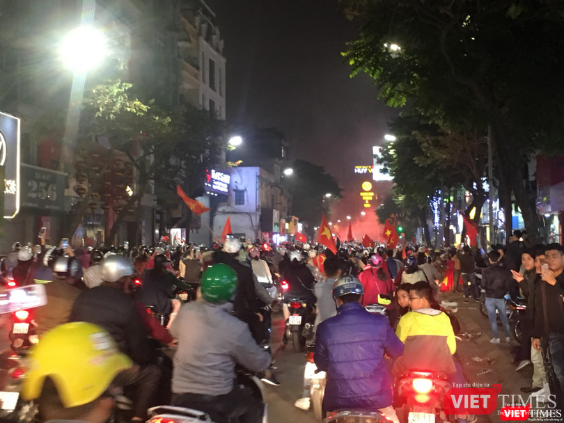 Người dân đổ ra đường reo hò mừng chiến thắng lịch sử của bóng đá Việt Nam ảnh 4