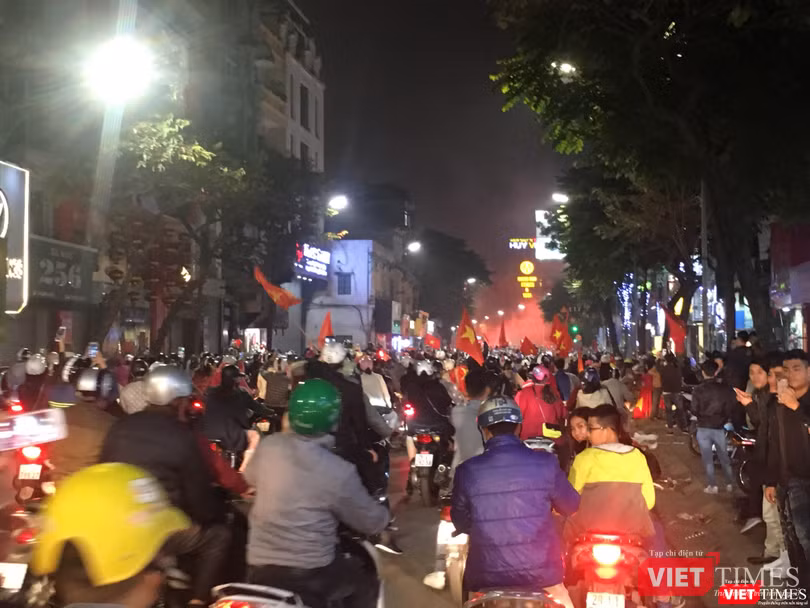 Người dân đổ ra đường reo hò mừng chiến thắng lịch sử của bóng đá Việt Nam ảnh 4