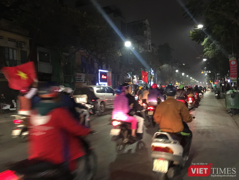 Người dân đổ ra đường reo hò mừng chiến thắng lịch sử của bóng đá Việt Nam ảnh 8