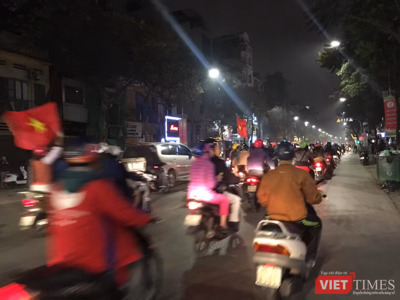Người dân đổ ra đường reo hò mừng chiến thắng lịch sử của bóng đá Việt Nam ảnh 8