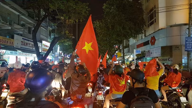 Người dân cả nước đang đổ ra đường mừng chiến thắng của U23 Việt Nam ảnh 15