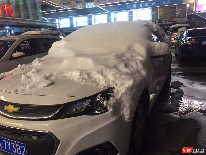 Tuyết phủ trắng nóc các xe đỗ trên đường phố Thường Châu