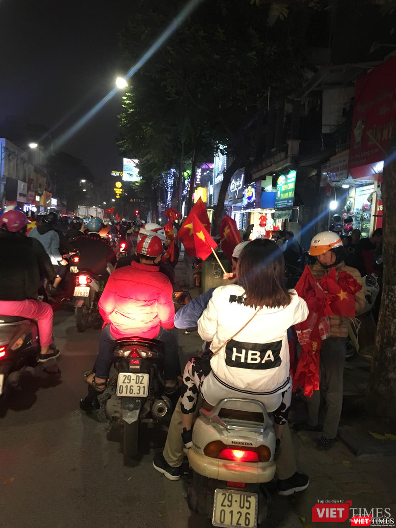 Người dân đổ ra đường reo hò mừng chiến thắng lịch sử của bóng đá Việt Nam ảnh 9