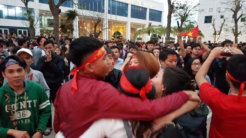 Người dân cả nước đang đổ ra đường mừng chiến thắng của U23 Việt Nam ảnh 3