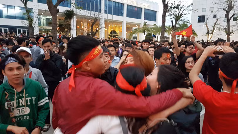 Người dân cả nước đang đổ ra đường mừng chiến thắng của U23 Việt Nam ảnh 3