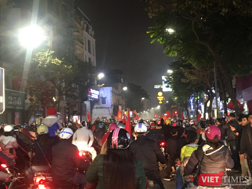 Người dân đổ ra đường reo hò mừng chiến thắng lịch sử của bóng đá Việt Nam ảnh 10