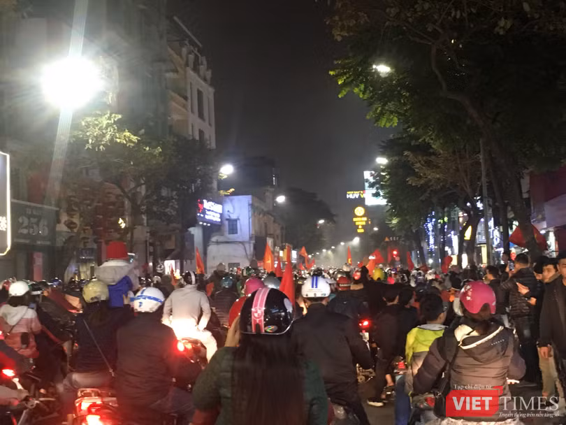 Người dân đổ ra đường reo hò mừng chiến thắng lịch sử của bóng đá Việt Nam ảnh 10