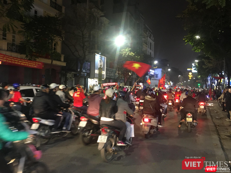 Người dân đổ ra đường reo hò mừng chiến thắng lịch sử của bóng đá Việt Nam ảnh 6
