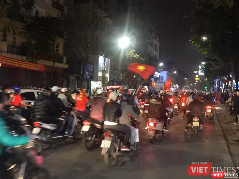 Người dân đổ ra đường reo hò mừng chiến thắng lịch sử của bóng đá Việt Nam ảnh 6