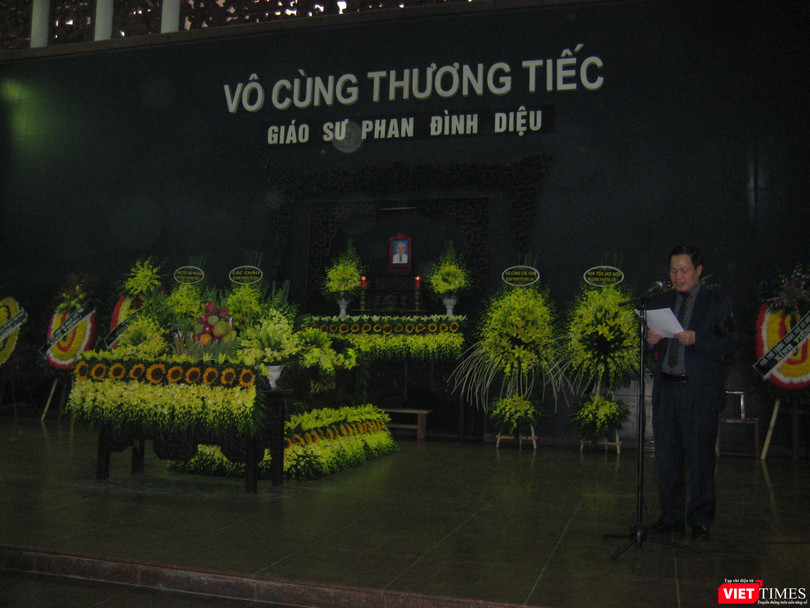 GS TS Nguyễn Hữu Đức - Phó Giám đốc Đại học Quốc gia Hà Nội đọc điếu văn tại lễ tang GS TS Phan Đình Diệu