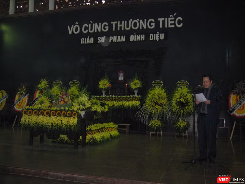 GS TS Nguyễn Hữu Đức - Phó Giám đốc Đại học Quốc gia Hà Nội đọc điếu văn tại lễ tang GS TS Phan Đình Diệu