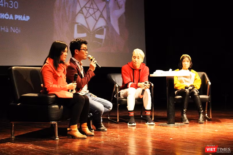 Buổi lễ ra mắt cuốn sách Black Rose có sự tham dự của họa sỹ Dương Thạch Thảo và rapper nổi tiếng Karik