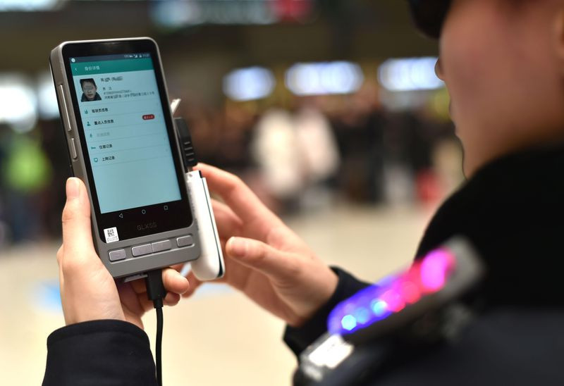 Cảnh sát Trung Quốc được trang bị kính nhận diện khuôn mặt để tìm nghi phạm ảnh 3