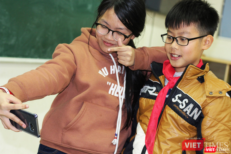 Nên cho con bạn dùng điện thoại “đen trắng” hay điện thoại thông minh? ảnh 1