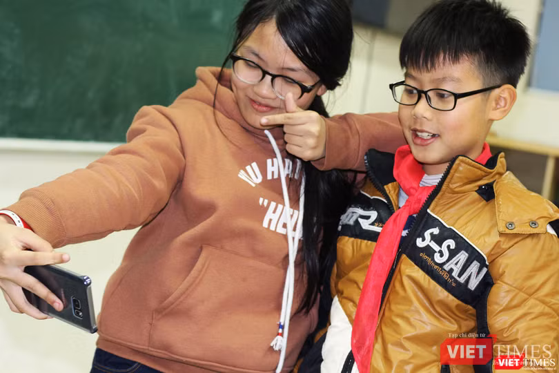 Nên cho con bạn dùng điện thoại “đen trắng” hay điện thoại thông minh? ảnh 1