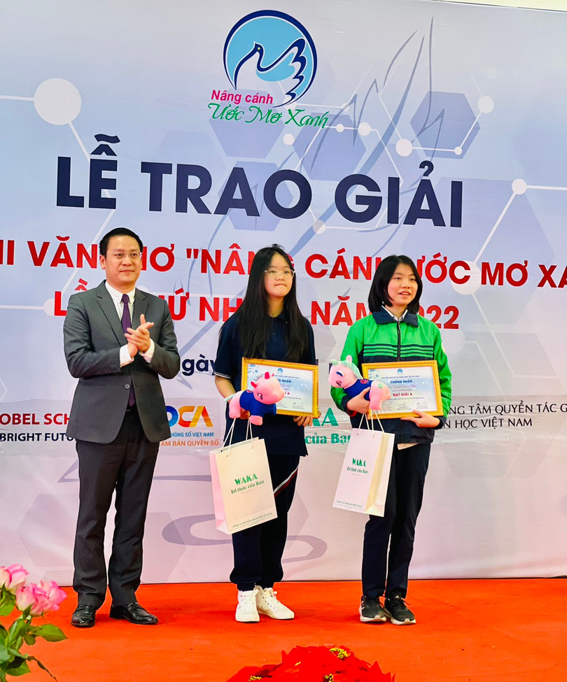 Ông Vũ Kiêm Văn trao giải cho học sinh xuất sắc